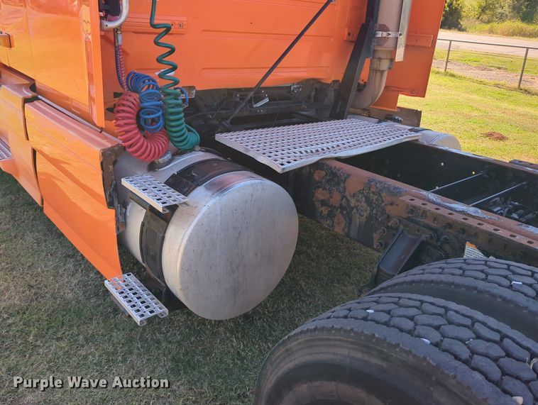 image for item LY9353 2006 Volvo VNL  semi truck