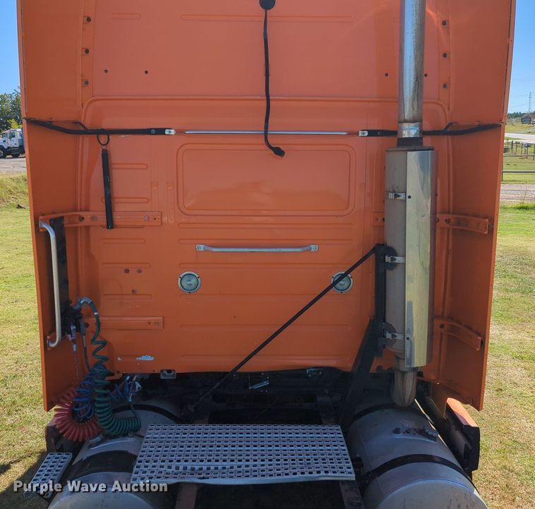 image for item LY9353 2006 Volvo VNL  semi truck