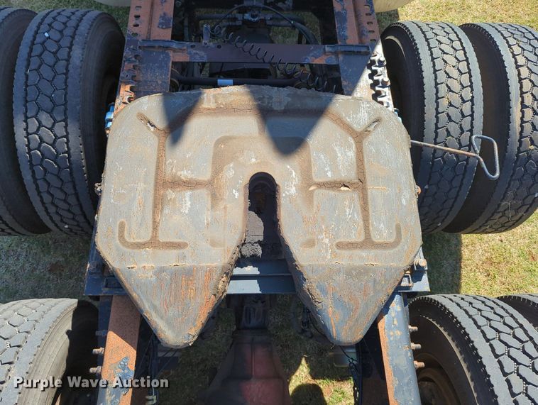 image for item LY9353 2006 Volvo VNL  semi truck