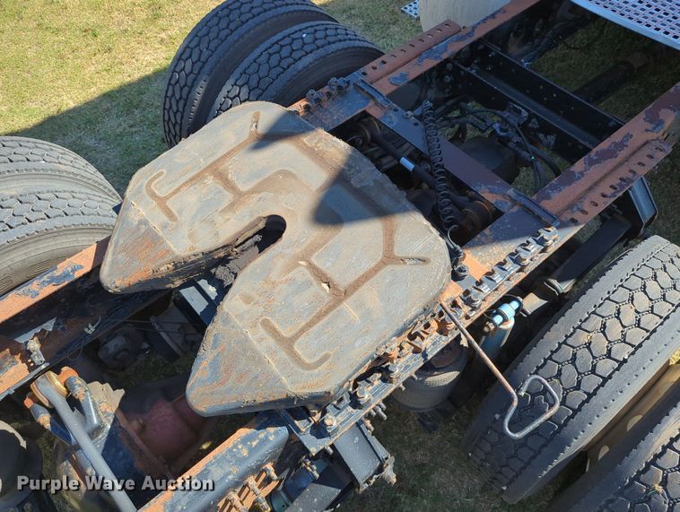 image for item LY9353 2006 Volvo VNL  semi truck