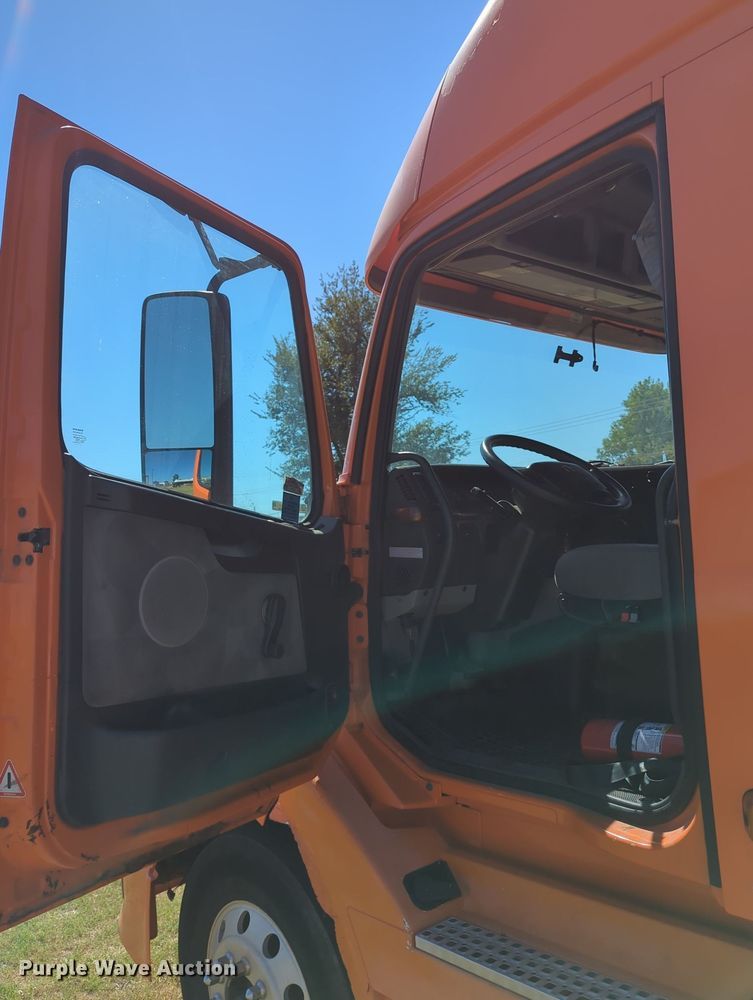 image for item LY9353 2006 Volvo VNL  semi truck