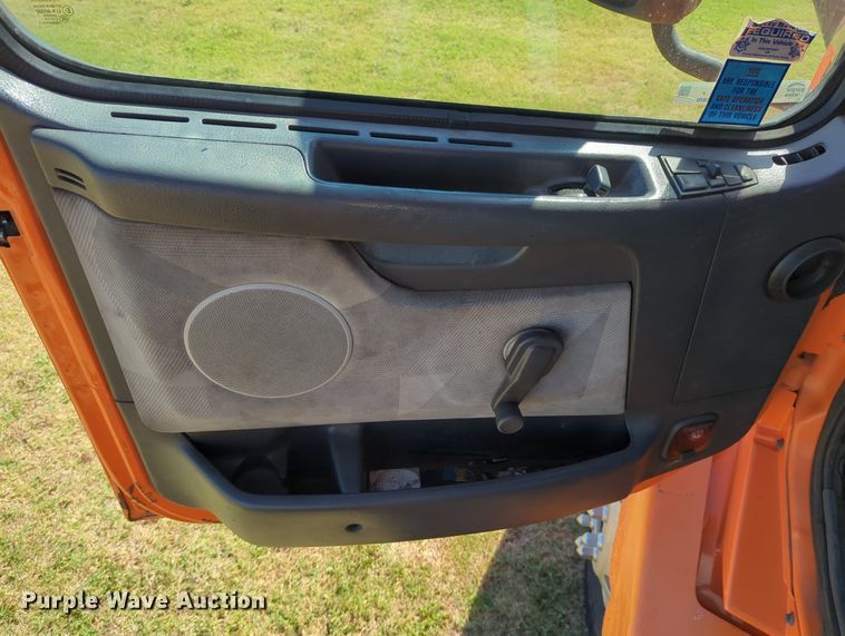 image for item LY9353 2006 Volvo VNL  semi truck