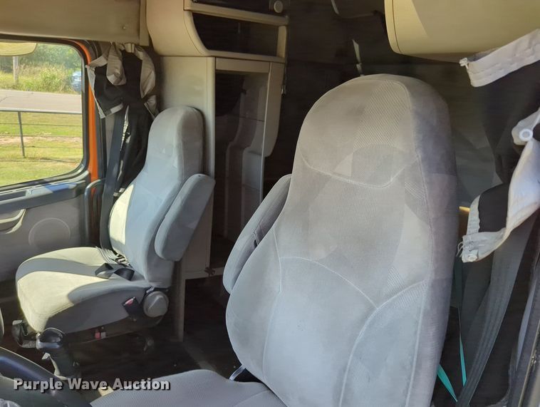 image for item LY9353 2006 Volvo VNL  semi truck