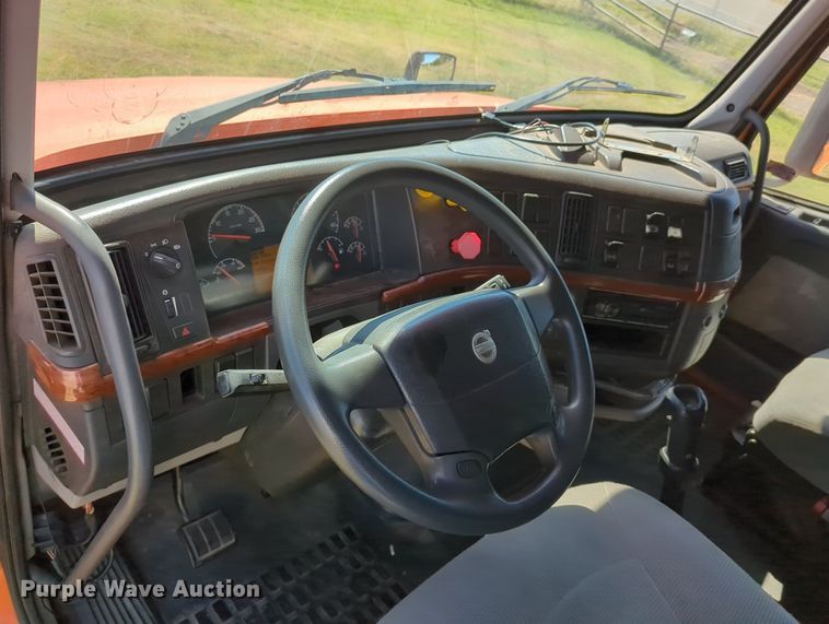 image for item LY9353 2006 Volvo VNL  semi truck