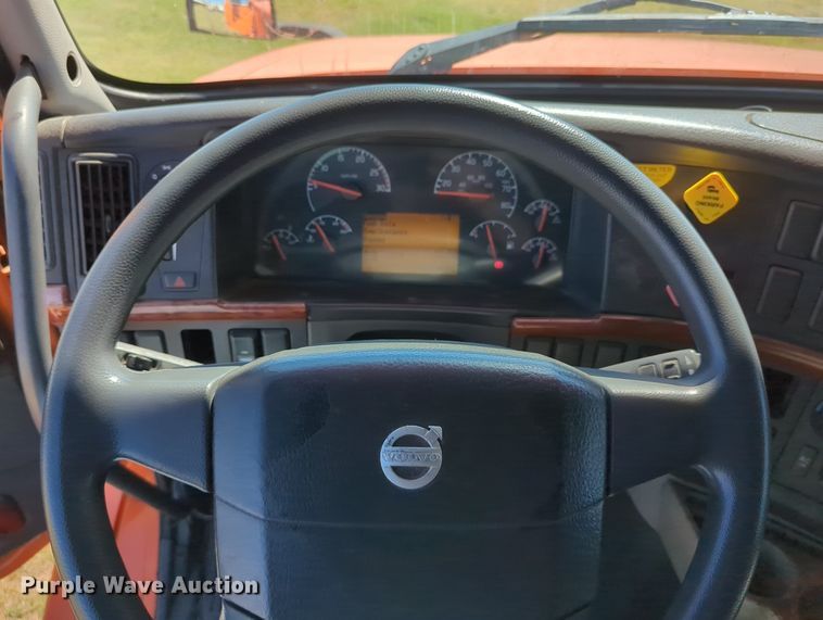 image for item LY9353 2006 Volvo VNL  semi truck