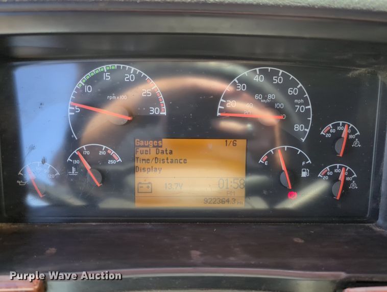 image for item LY9353 2006 Volvo VNL  semi truck