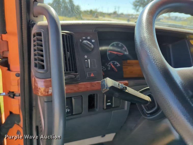 image for item LY9353 2006 Volvo VNL  semi truck