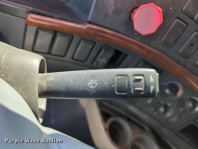 image for item LY9353 2006 Volvo VNL  semi truck