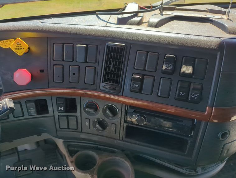 image for item LY9353 2006 Volvo VNL  semi truck