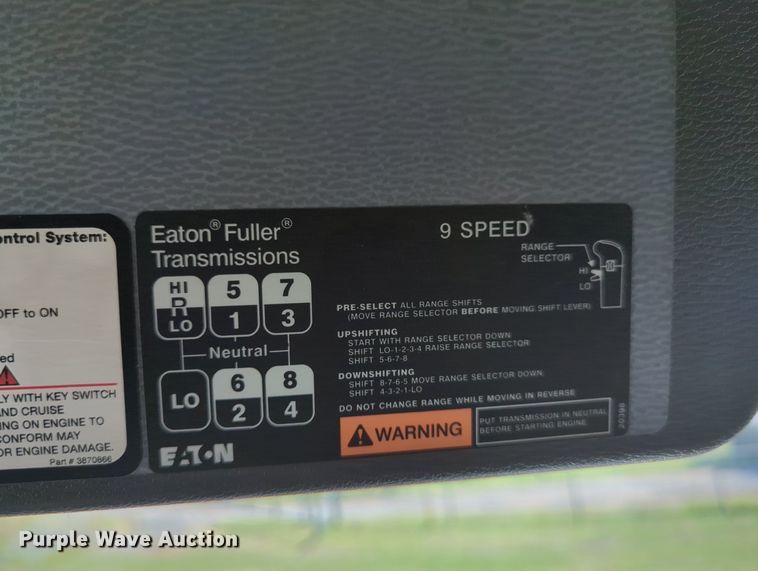 image for item LY9353 2006 Volvo VNL  semi truck