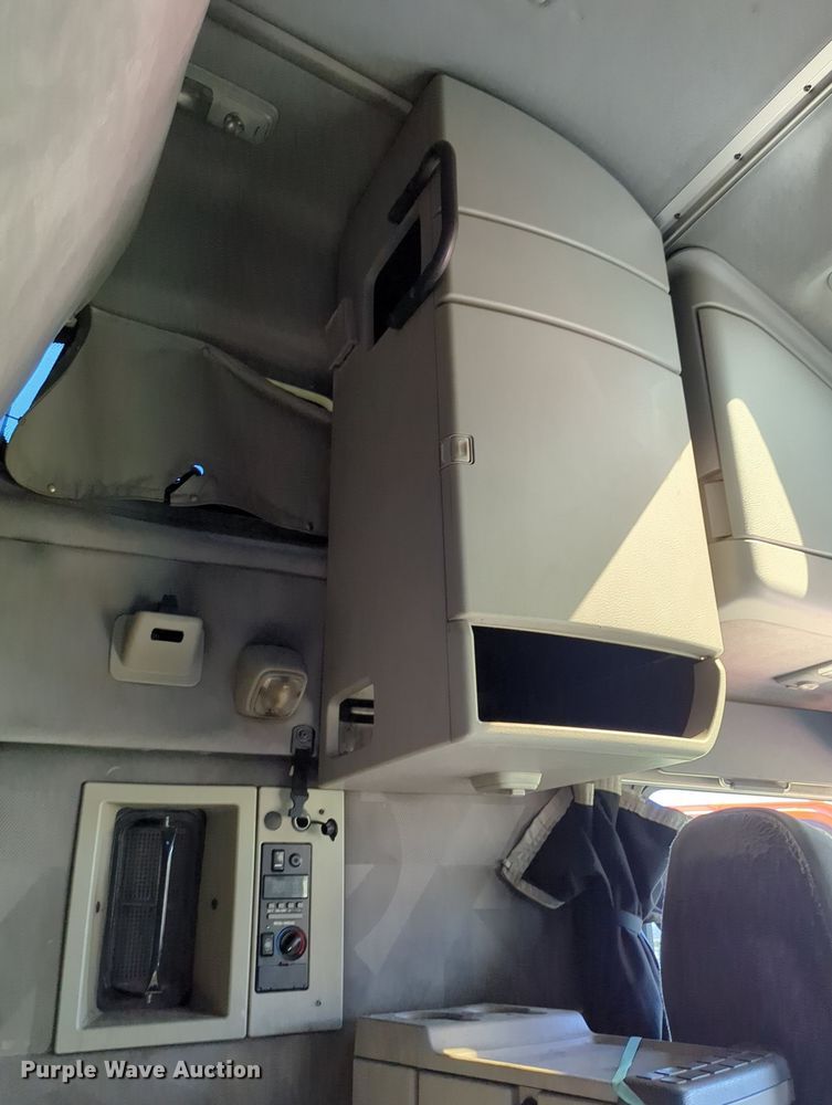 image for item LY9353 2006 Volvo VNL  semi truck