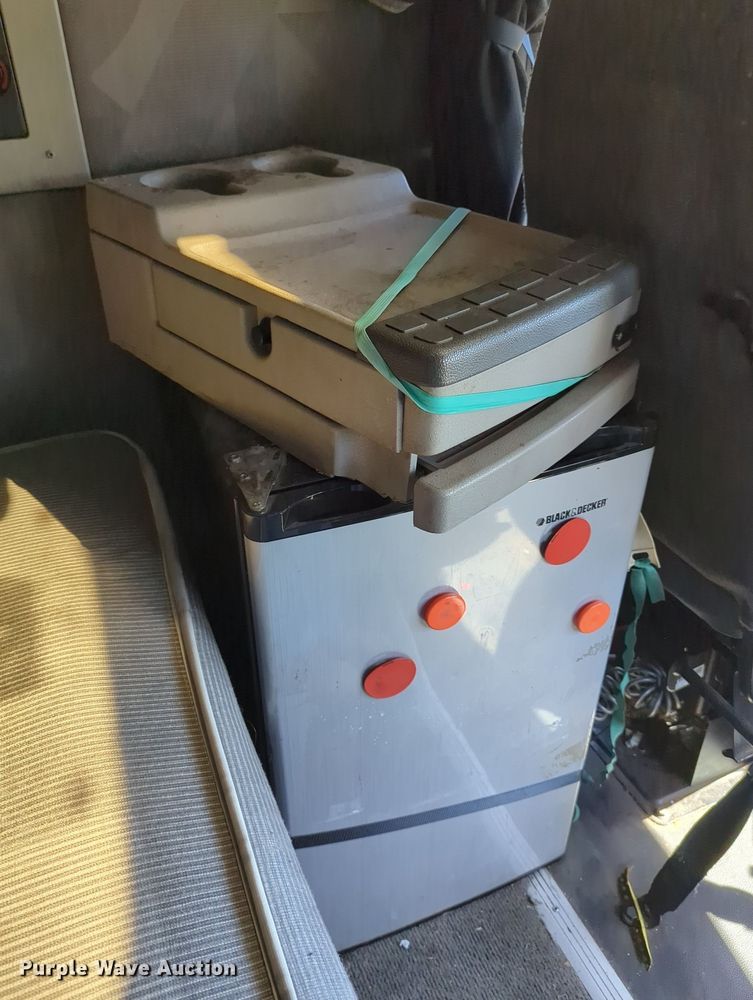 image for item LY9353 2006 Volvo VNL  semi truck