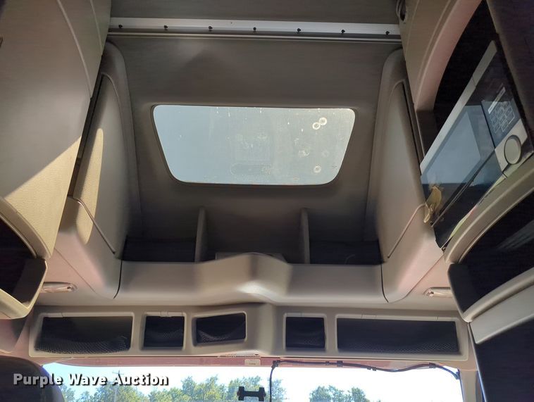 image for item LY9353 2006 Volvo VNL  semi truck