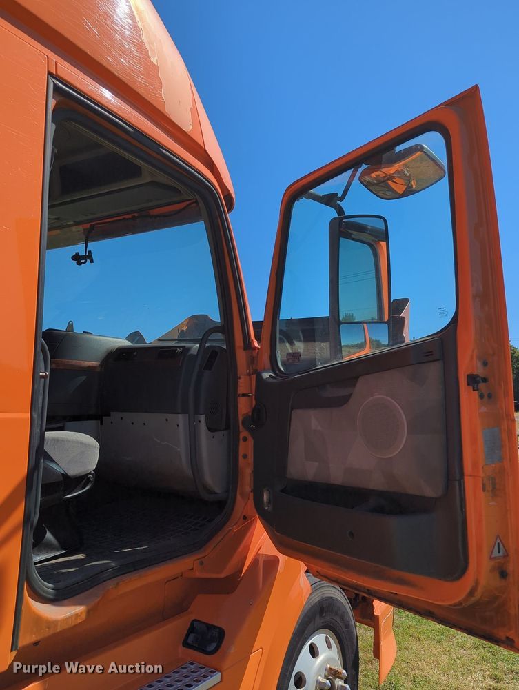 image for item LY9353 2006 Volvo VNL  semi truck