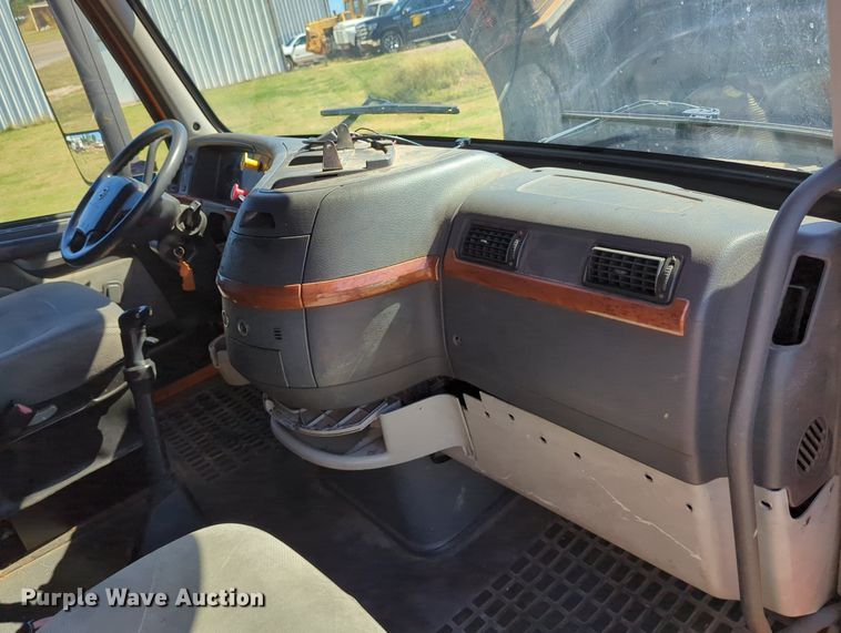 image for item LY9353 2006 Volvo VNL  semi truck