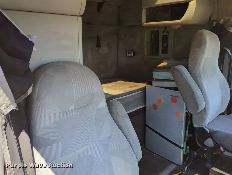 image for item LY9353 2006 Volvo VNL  semi truck