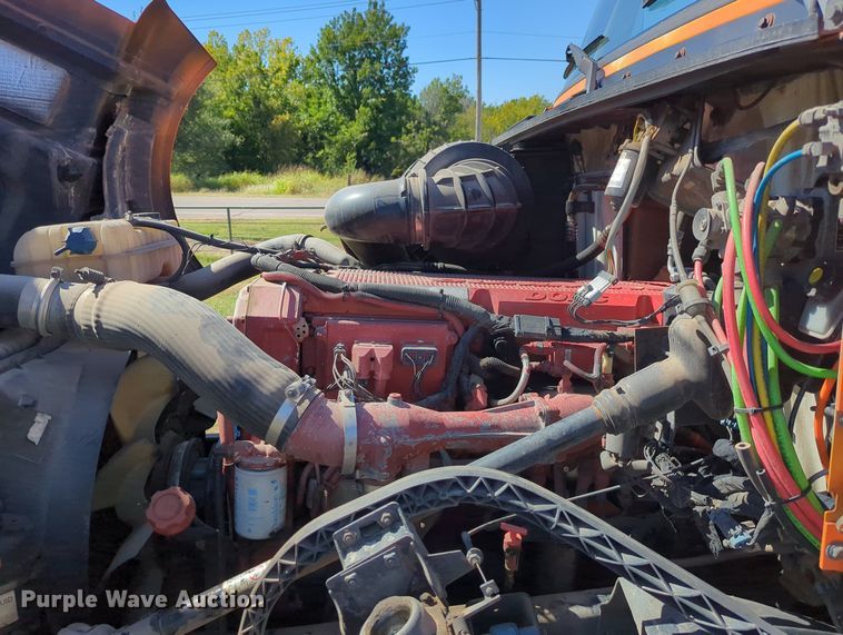 image for item LY9353 2006 Volvo VNL  semi truck