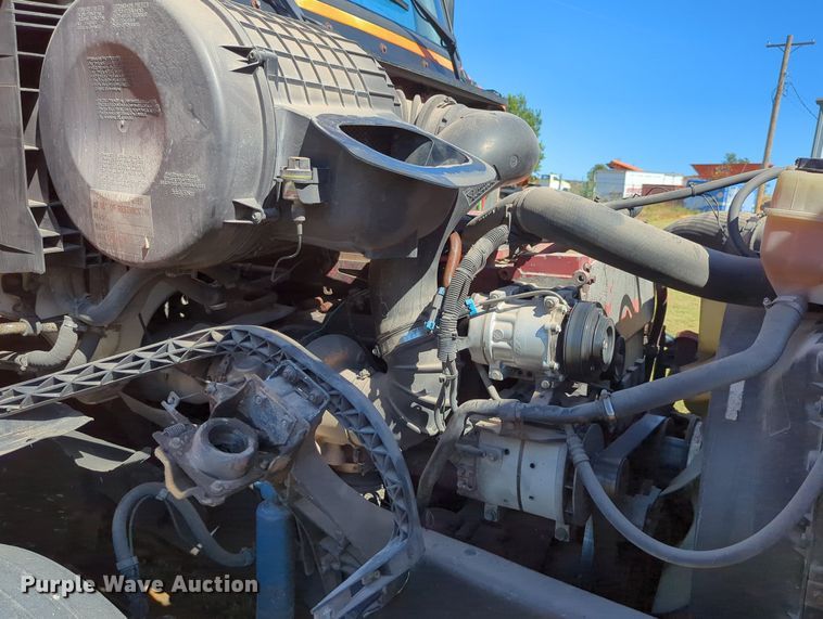 image for item LY9353 2006 Volvo VNL  semi truck