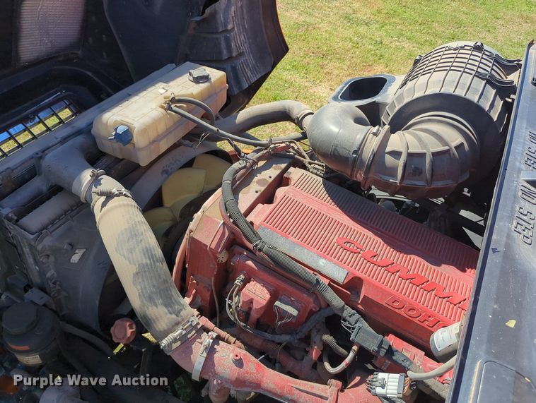 image for item LY9353 2006 Volvo VNL  semi truck