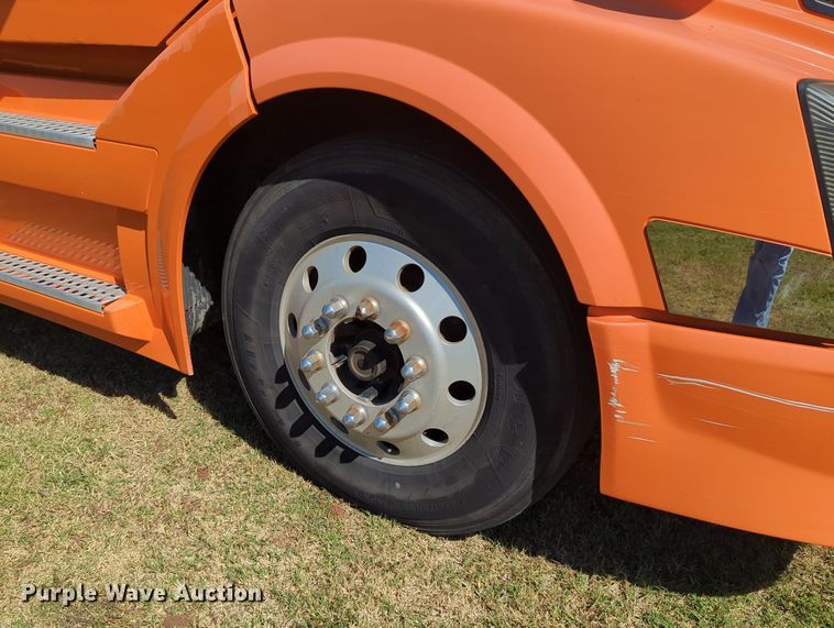 image for item LY9353 2006 Volvo VNL  semi truck