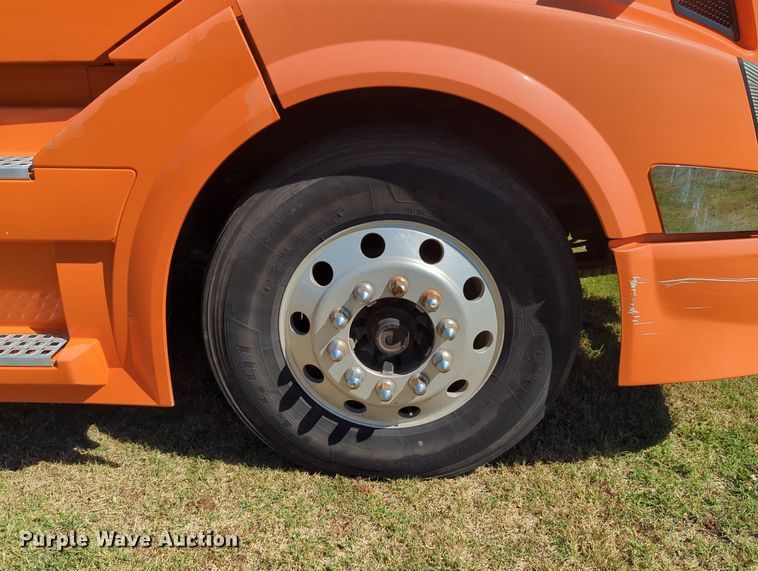 image for item LY9353 2006 Volvo VNL  semi truck