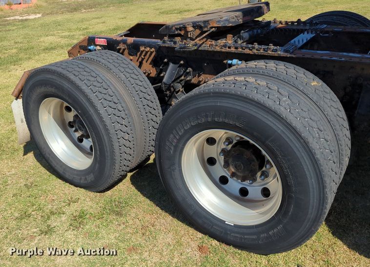 image for item LY9353 2006 Volvo VNL  semi truck