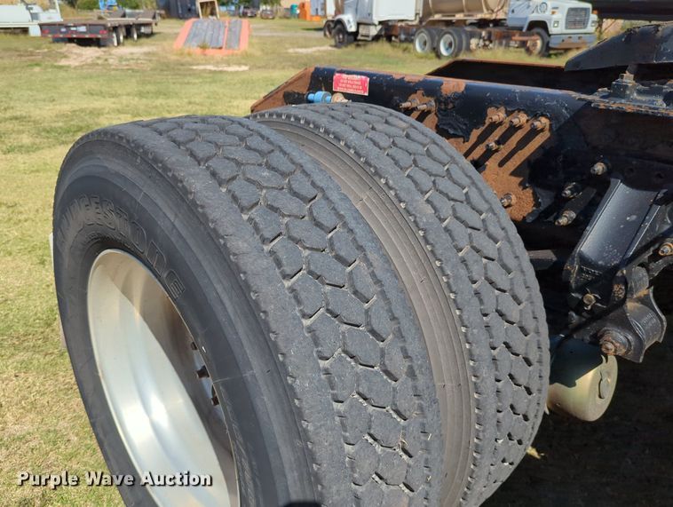 image for item LY9353 2006 Volvo VNL  semi truck