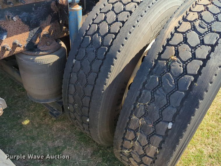 image for item LY9353 2006 Volvo VNL  semi truck