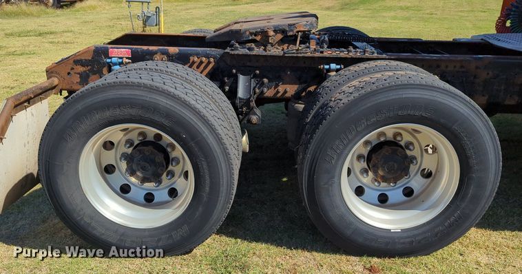 image for item LY9353 2006 Volvo VNL  semi truck