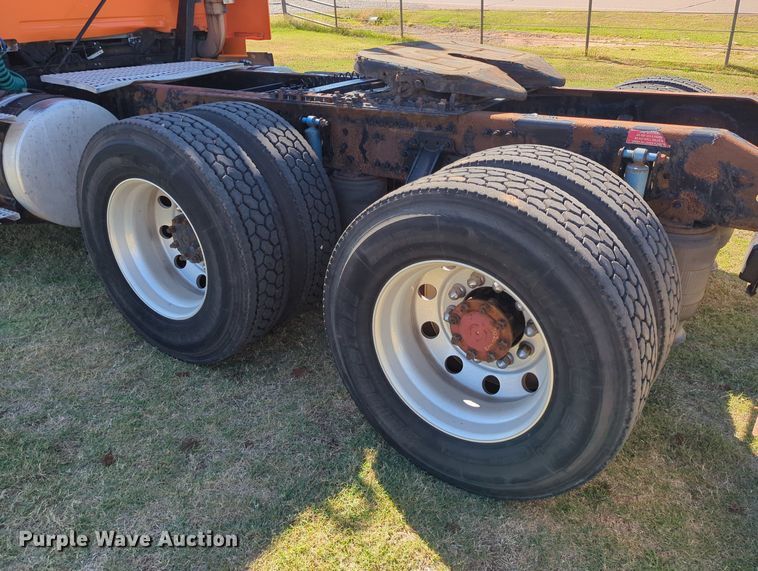 image for item LY9353 2006 Volvo VNL  semi truck