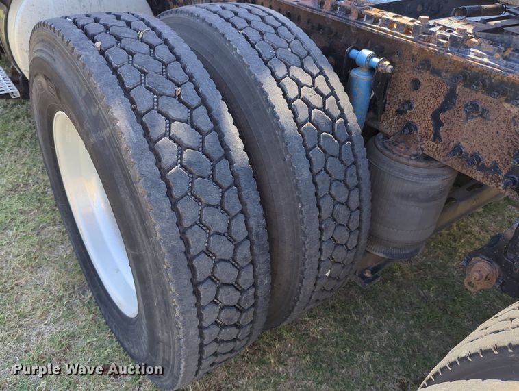 image for item LY9353 2006 Volvo VNL  semi truck