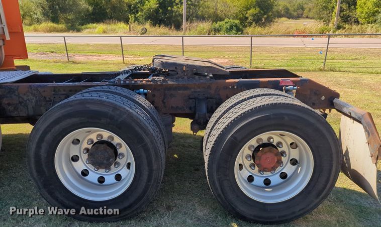 image for item LY9353 2006 Volvo VNL  semi truck