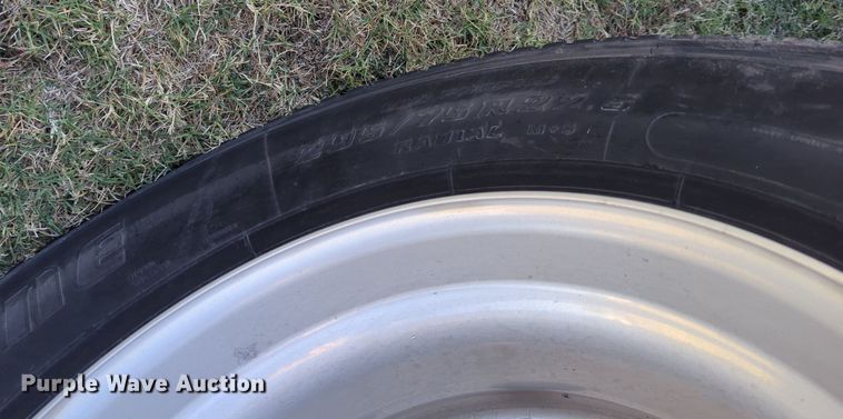 image for item LY9353 2006 Volvo VNL  semi truck