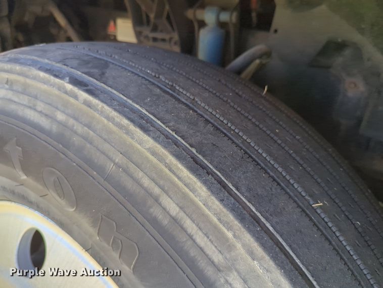 image for item LY9353 2006 Volvo VNL  semi truck