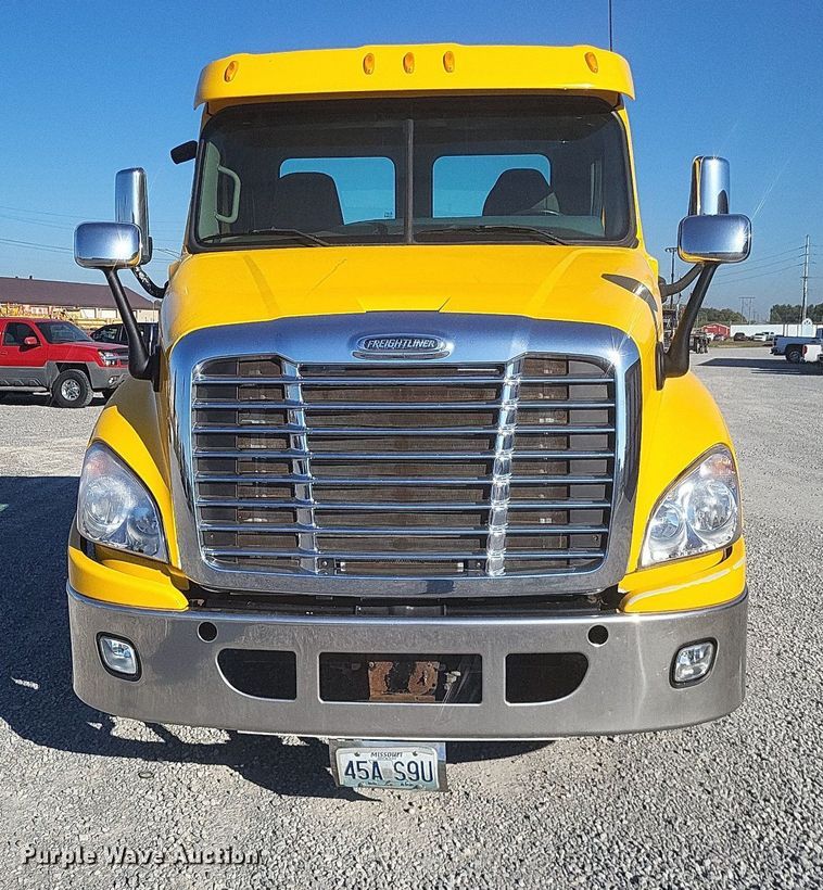 image for item MI9804 2013 Freightliner Cascadia  semi truck