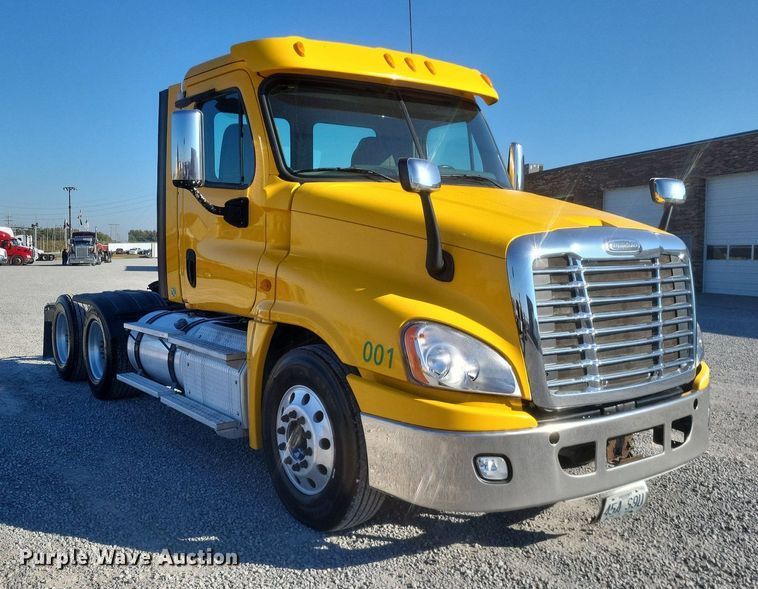 image for item MI9804 2013 Freightliner Cascadia  semi truck