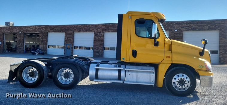 image for item MI9804 2013 Freightliner Cascadia  semi truck