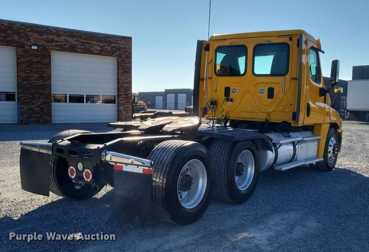 image for item MI9804 2013 Freightliner Cascadia  semi truck