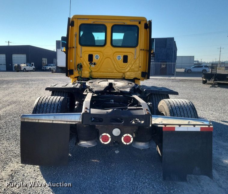 image for item MI9804 2013 Freightliner Cascadia  semi truck