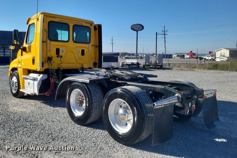 image for item MI9804 2013 Freightliner Cascadia  semi truck