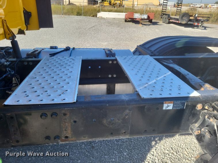 image for item MI9804 2013 Freightliner Cascadia  semi truck