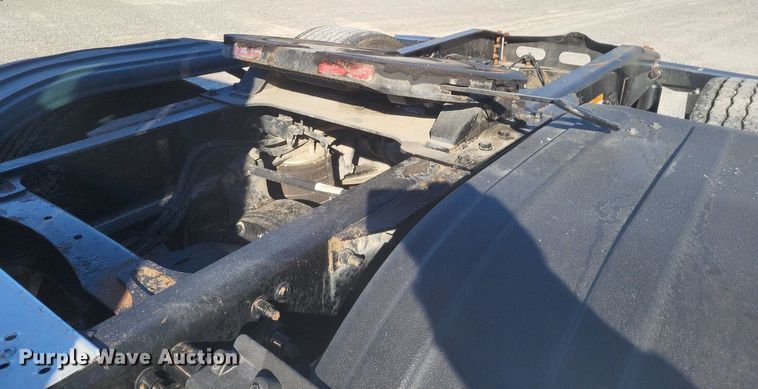 image for item MI9804 2013 Freightliner Cascadia  semi truck