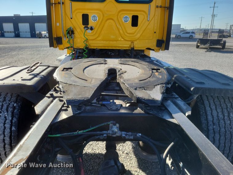 image for item MI9804 2013 Freightliner Cascadia  semi truck