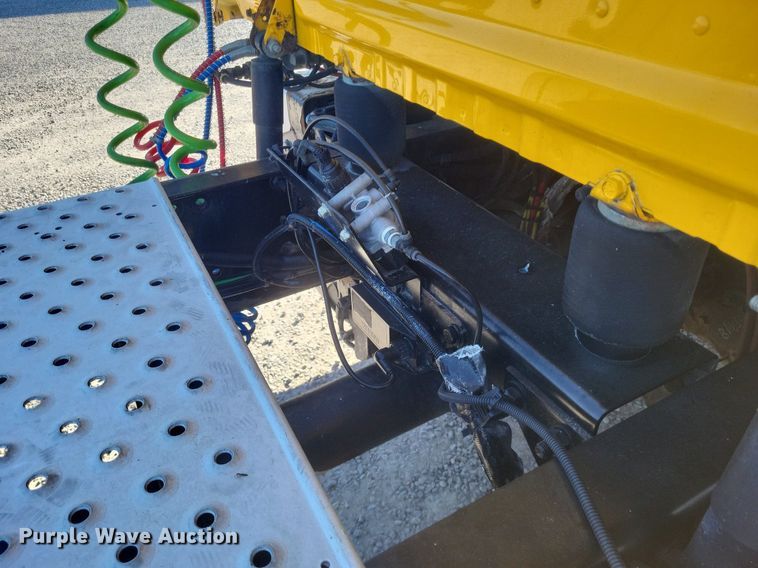 image for item MI9804 2013 Freightliner Cascadia  semi truck