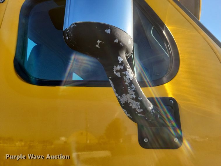 image for item MI9804 2013 Freightliner Cascadia  semi truck