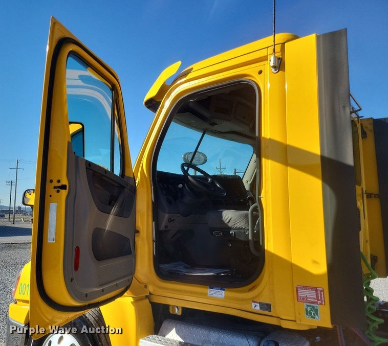 image for item MI9804 2013 Freightliner Cascadia  semi truck