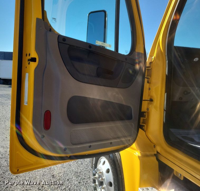 image for item MI9804 2013 Freightliner Cascadia  semi truck