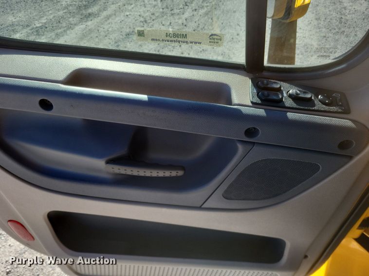 image for item MI9804 2013 Freightliner Cascadia  semi truck