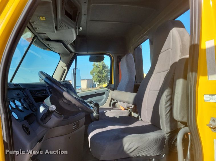 image for item MI9804 2013 Freightliner Cascadia  semi truck