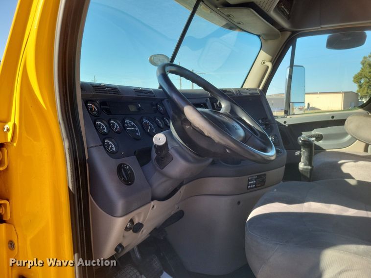 image for item MI9804 2013 Freightliner Cascadia  semi truck